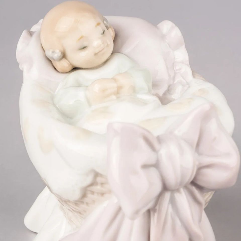 A NEW TREASURE KIZ FİGÜRÜ