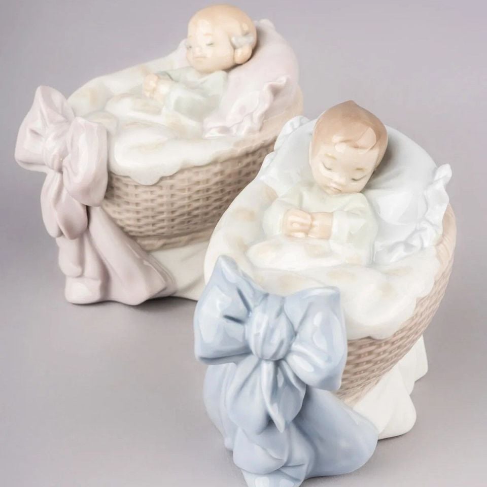 A NEW TREASURE KIZ FİGÜRÜ