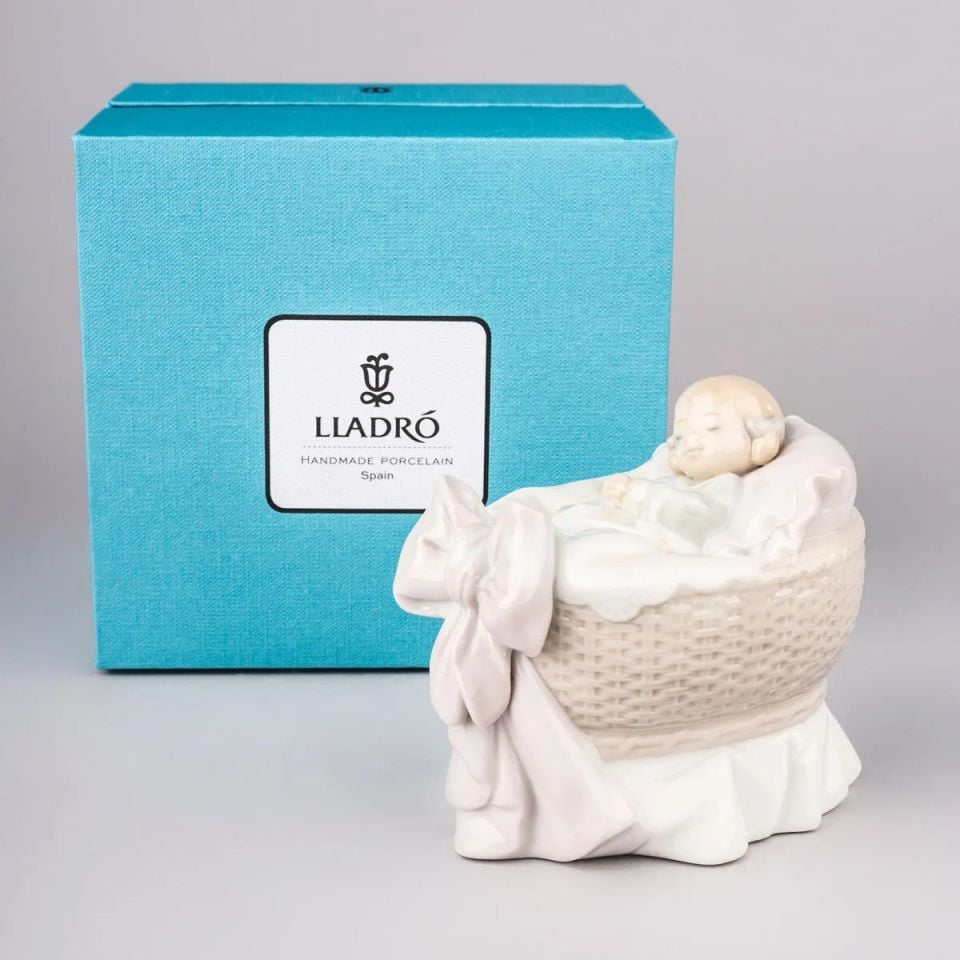 A NEW TREASURE KIZ FİGÜRÜ