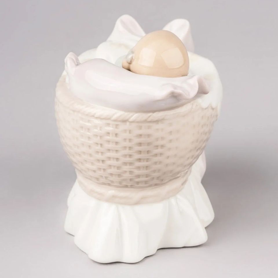 A NEW TREASURE KIZ FİGÜRÜ