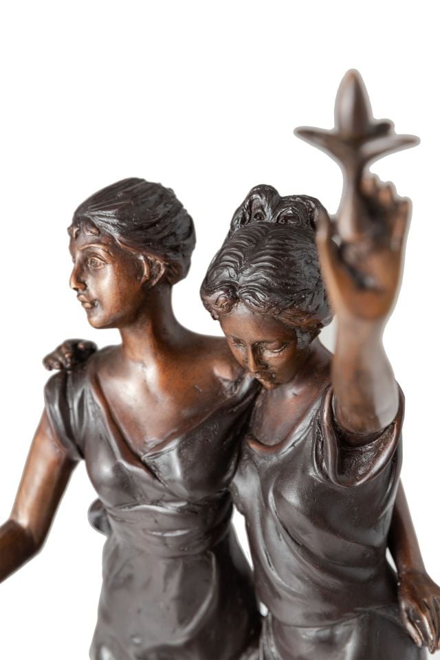 İKİ YAKIN ARKADAŞ