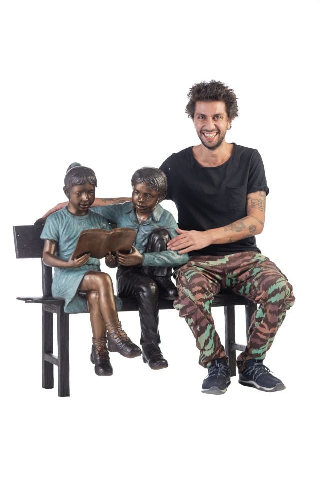 BANKTA KİTAP OKUYAN ÇOCUKLAR