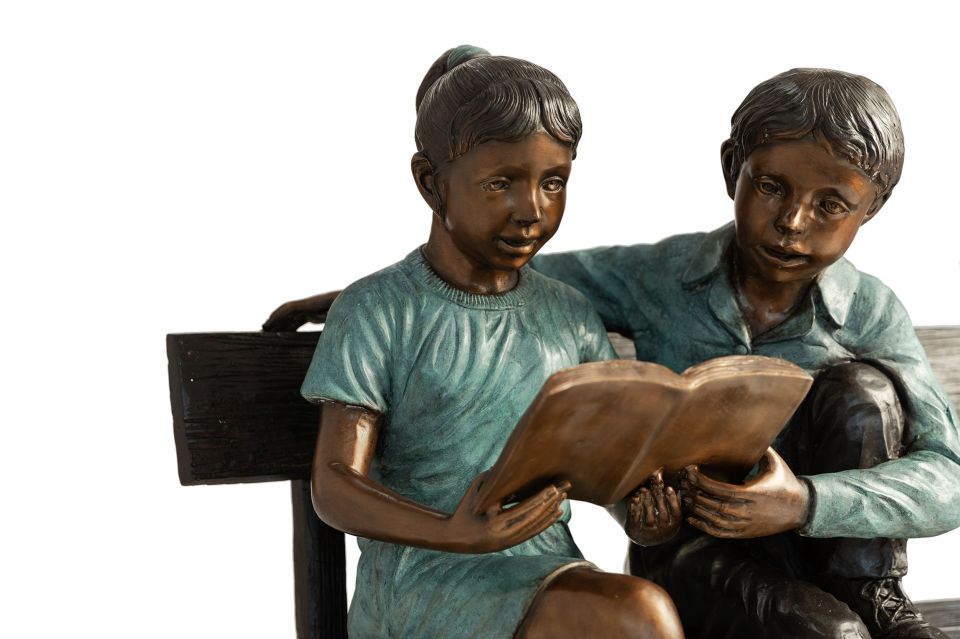 BANKTA KİTAP OKUYAN ÇOCUKLAR