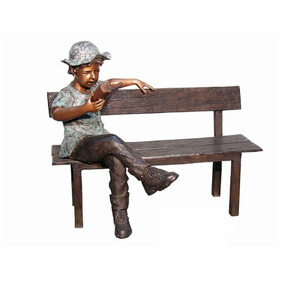 BANKTA OTURAN ÇOCUK