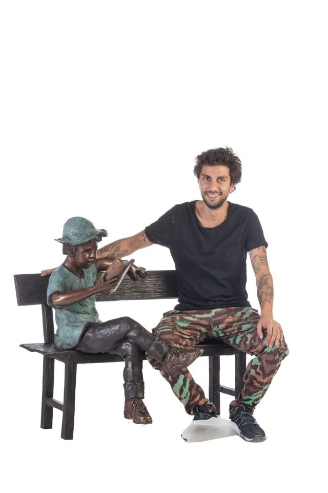 BANKTA OTURAN ÇOCUK