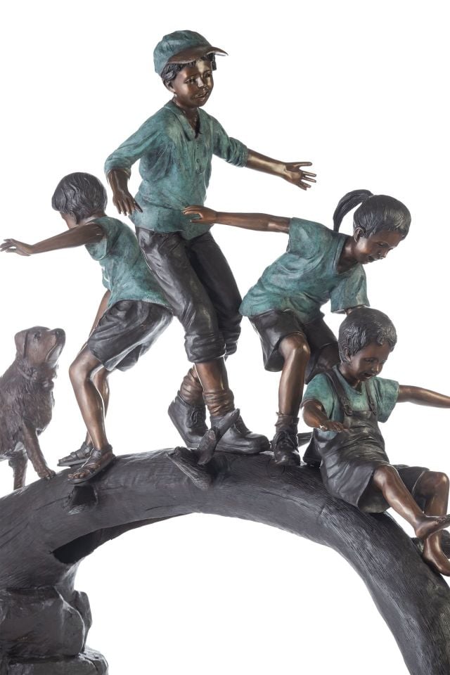 AĞAÇ KÜTÜĞÜNDE OYNAYAN ÇOCUKLAR