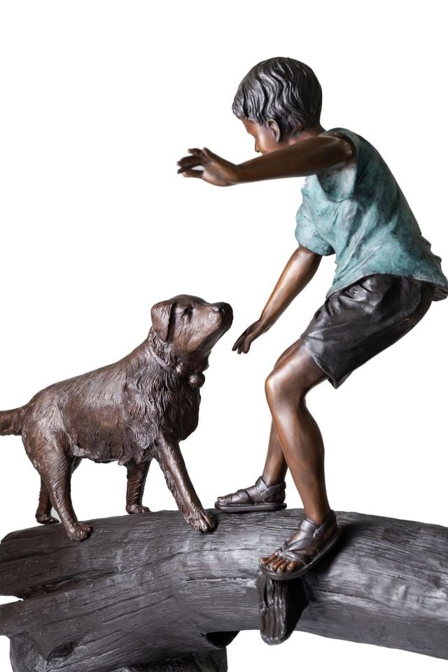 AĞAÇ KÜTÜĞÜNDE OYNAYAN ÇOCUKLAR