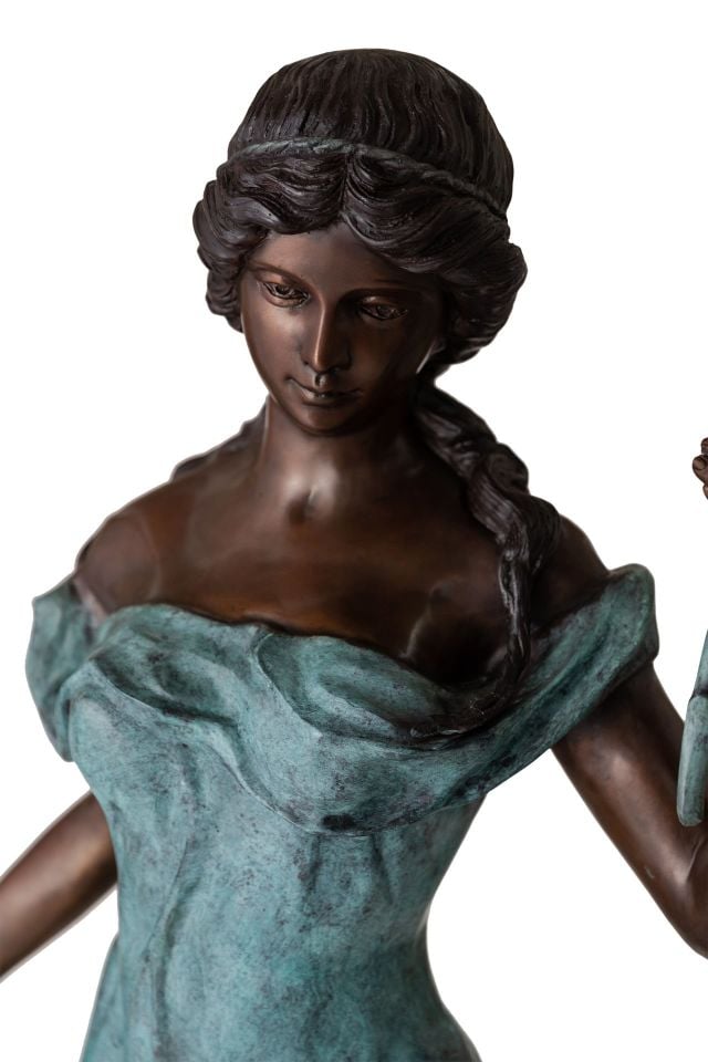 ÇİÇEK TUTAN KADIN - FISKİYE