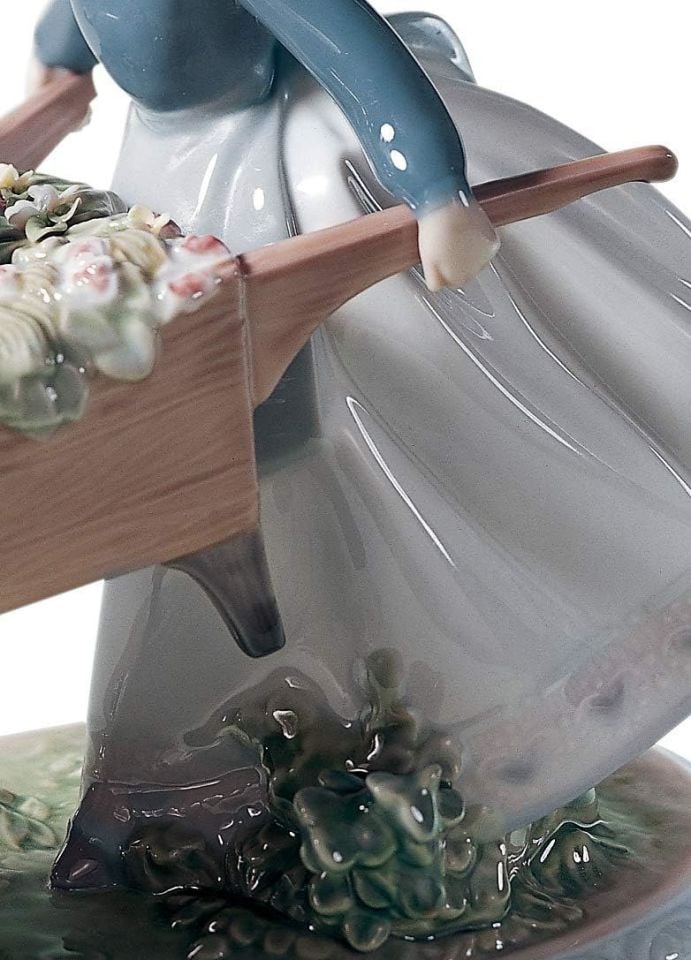 EL ARABALI KIZ FİGÜRÜ