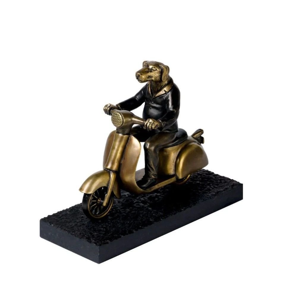 SKUTERDE BİR KÖPEK