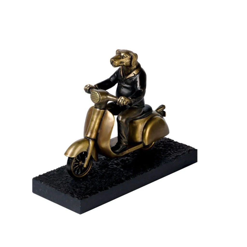 SKUTERDE BİR KÖPEK