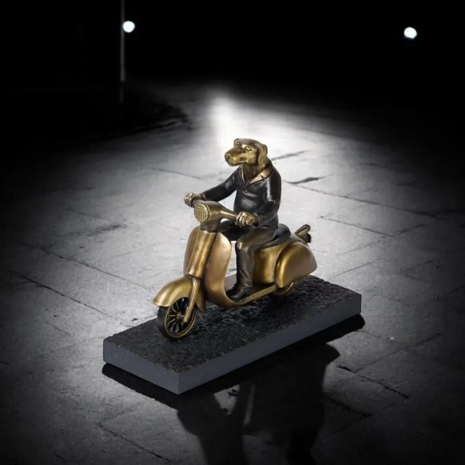 SKUTERDE BİR KÖPEK